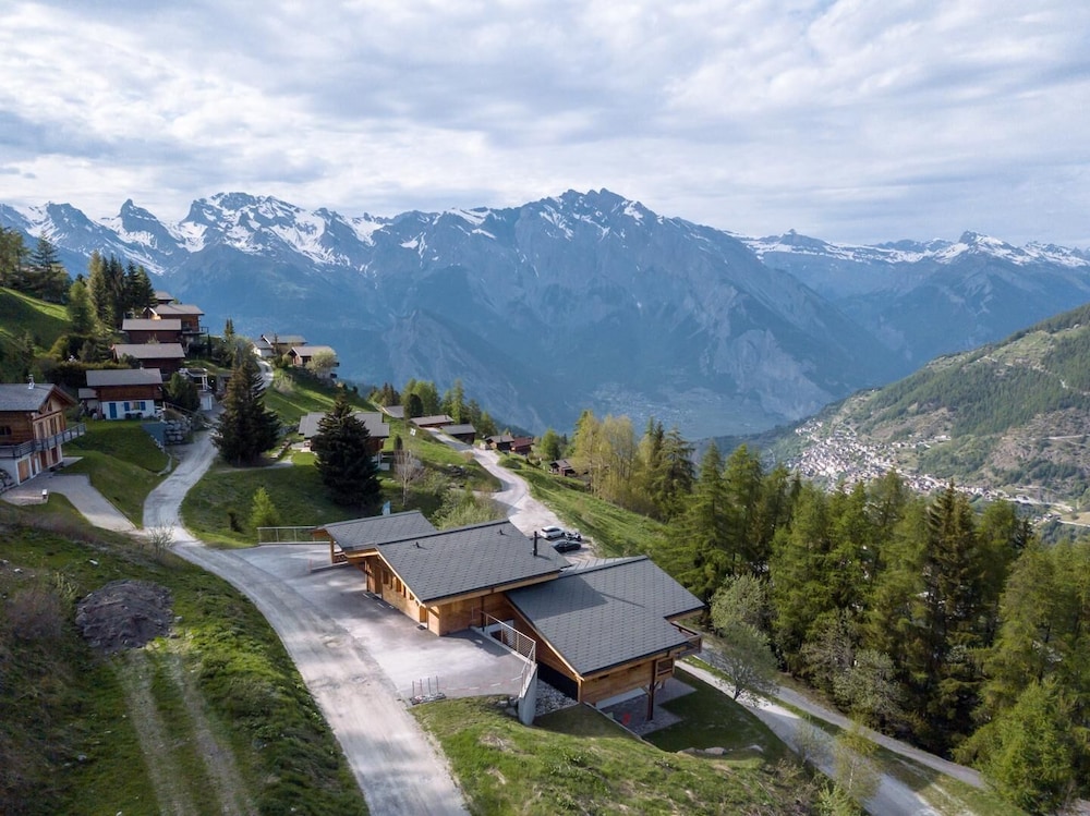 Crystal de Neige Luxury Chalet Spa & Jacuzzi