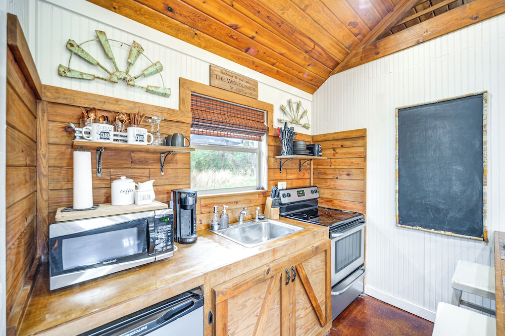 8 Mi to Dtwn Wimberley: Cabin Retreat on 5 Acres!