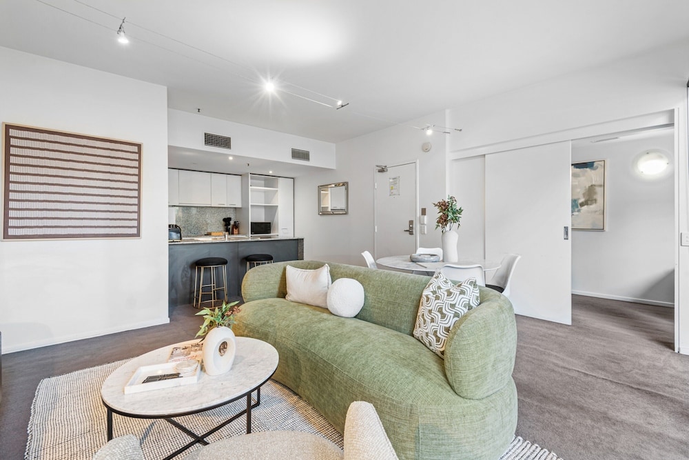 Chic Inner-city Stay With Balcony