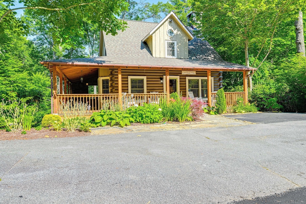 Cashiers Cottage w/ Screened Porch & Trail Access!