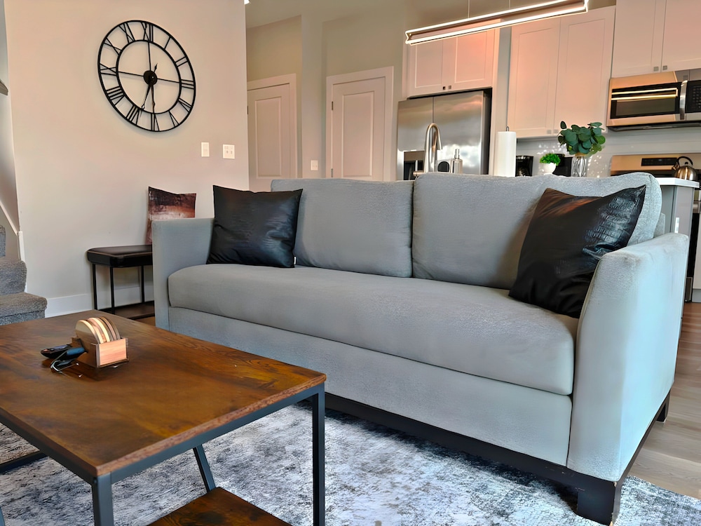 Modern 4BR with Parking - WV rep 4