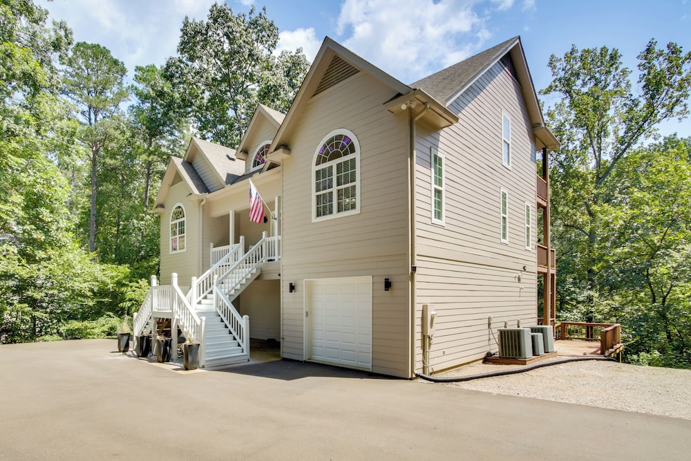 3 Mi to Pickwick Lake: Spacious Family Getaway