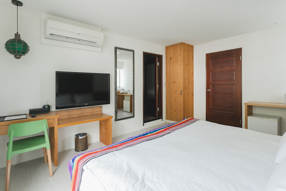 LowPressure restaurant & surf guesthouse view 5