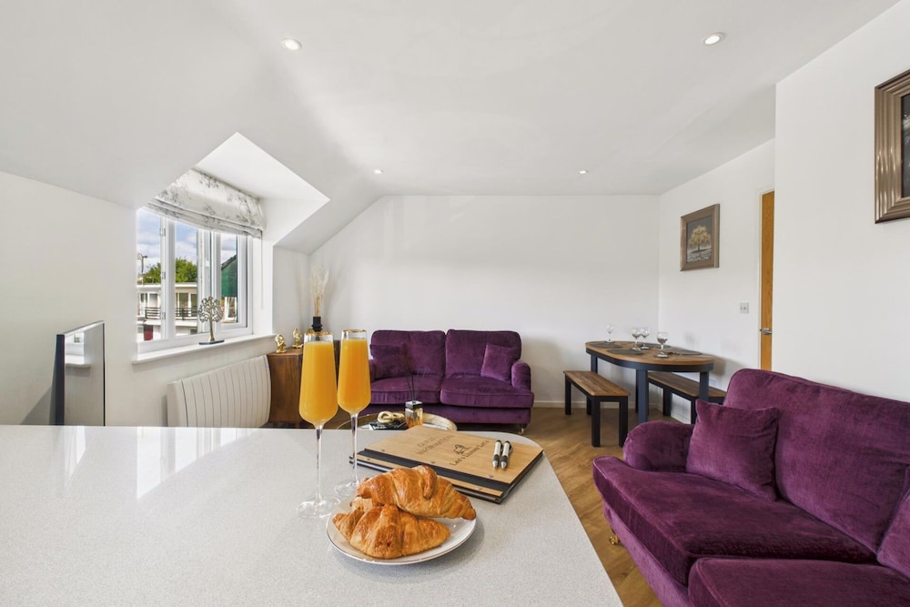 2-bed Central Apartment- Free Private Parking