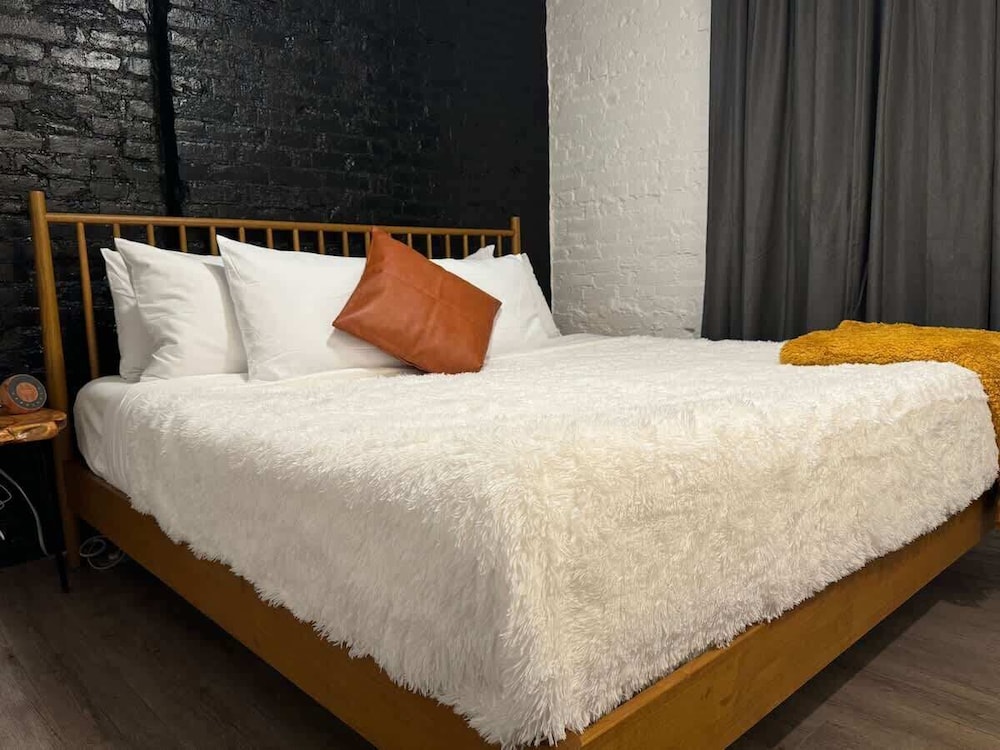 Jungle House Downtown Columbus – Modern Boutique Suites