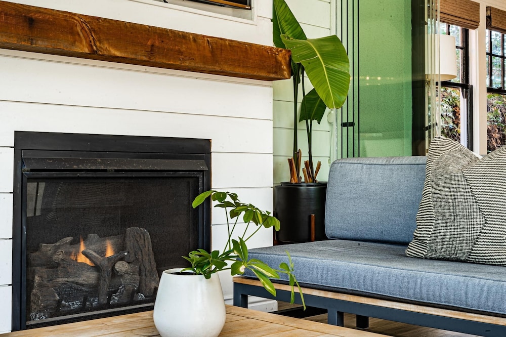 Spacious 5 BR Near Heart of South Park