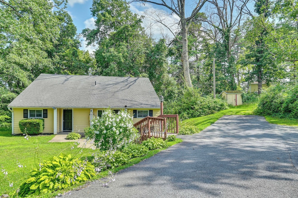 Lake George Townhome w/ Deck: 2 Mi to The Outlets! view 4