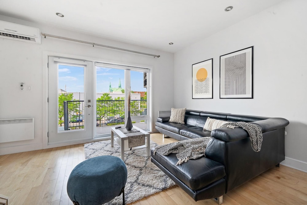 Private Roof top Patio Downtown Metro Frontenac - Image 5