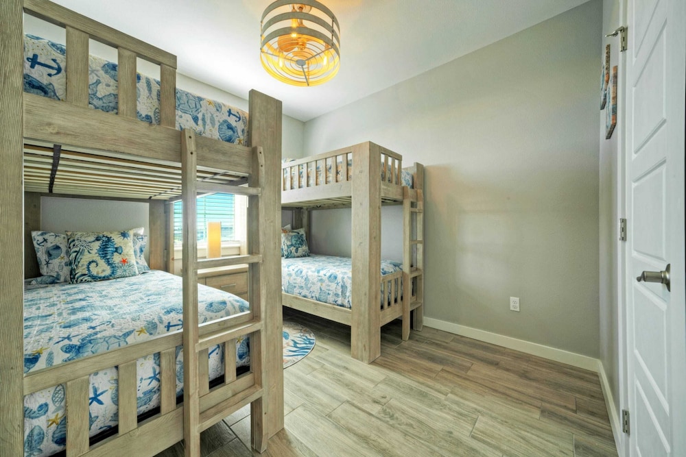 Sleeps 33! 4 Condos, Walk to the Beach, Resort-style Pool, Endless Summer Resort