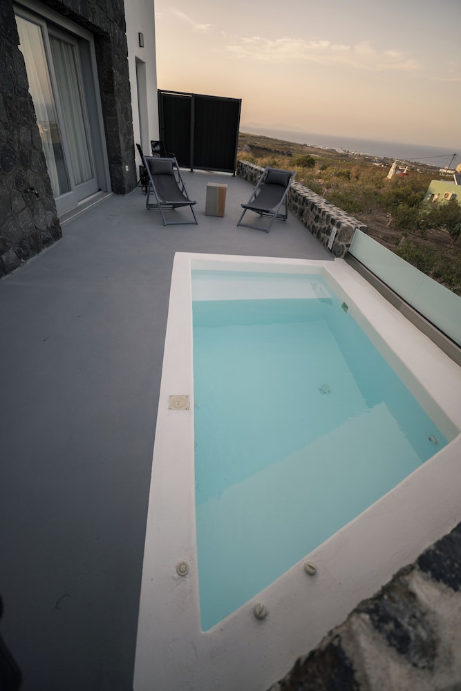 Uranides Luxury Suites