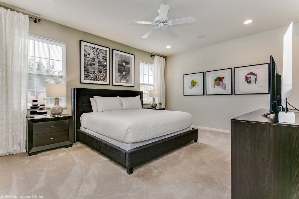 Spacious Home w/ Private Pool/spa! Sleeps 21