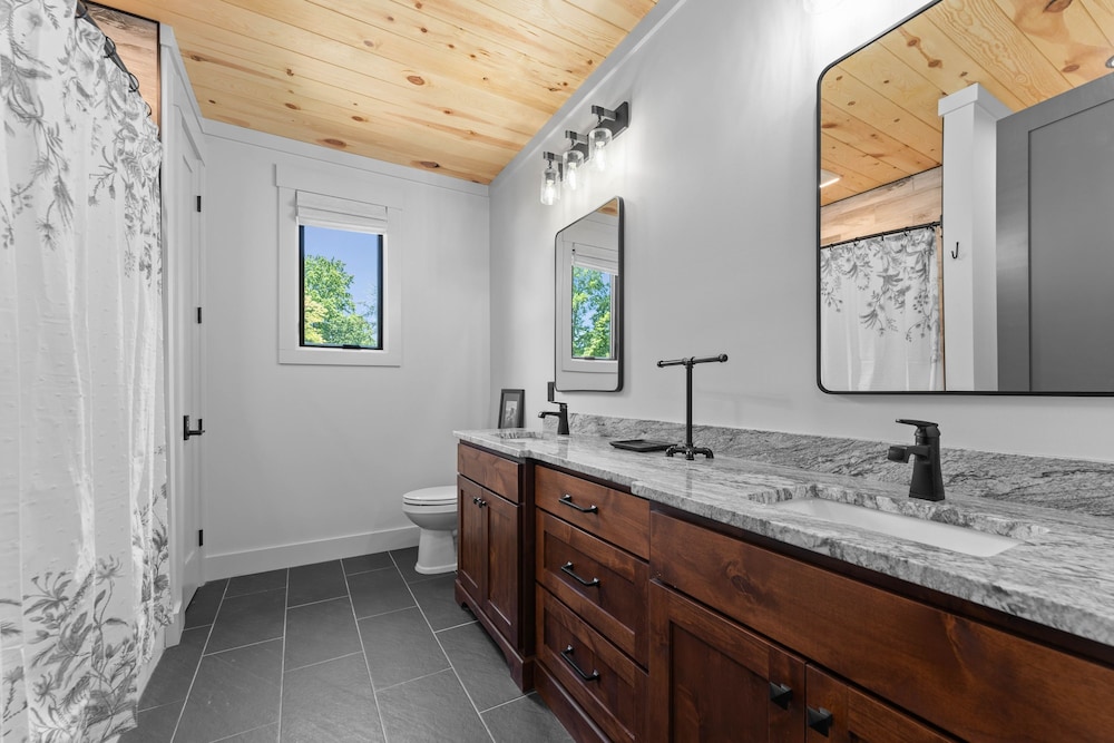 Gray Fox Lodge by Avantstay Waterslide Pool Theater Sleeps 23