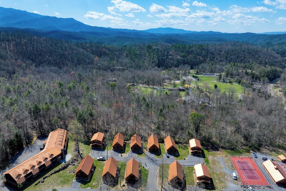 Hot Tub + Foosball Access to Pool, Tennis, Gym Chill'n in the Smokies
