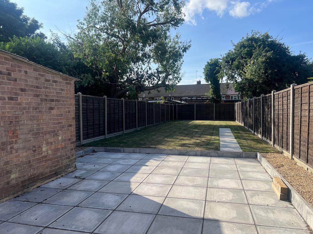 3 Bedroom House - Sleeps 6 & Free Parking