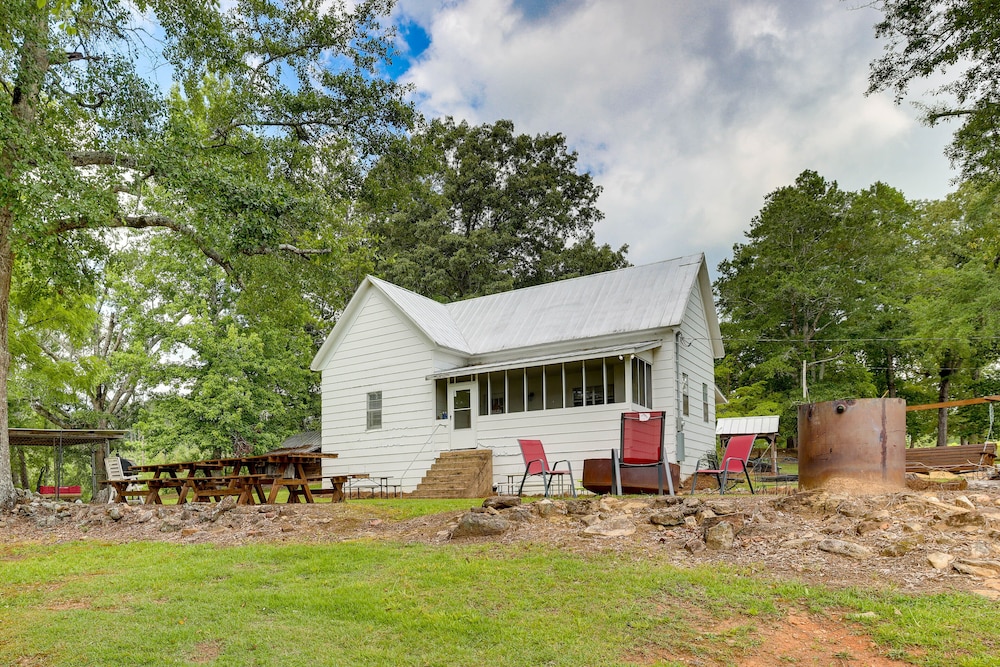 2 Mi to Lake: Lineville Farmhouse w/ Fire Pit view 3