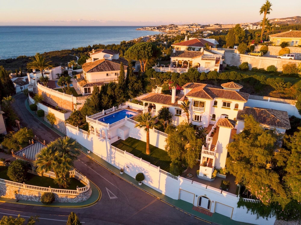 Large Luxury Family Villa 500m From Beach