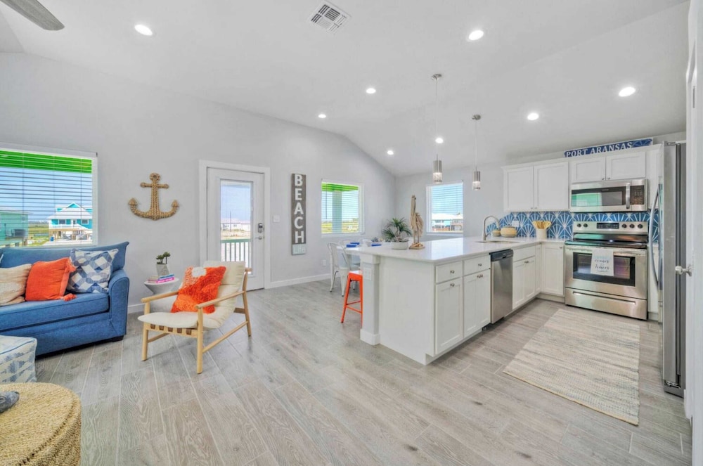 Sleeps 21, 2 Homes Private Pool, Patio Lounge w/ Fire Pit, Bar, TV, & Games