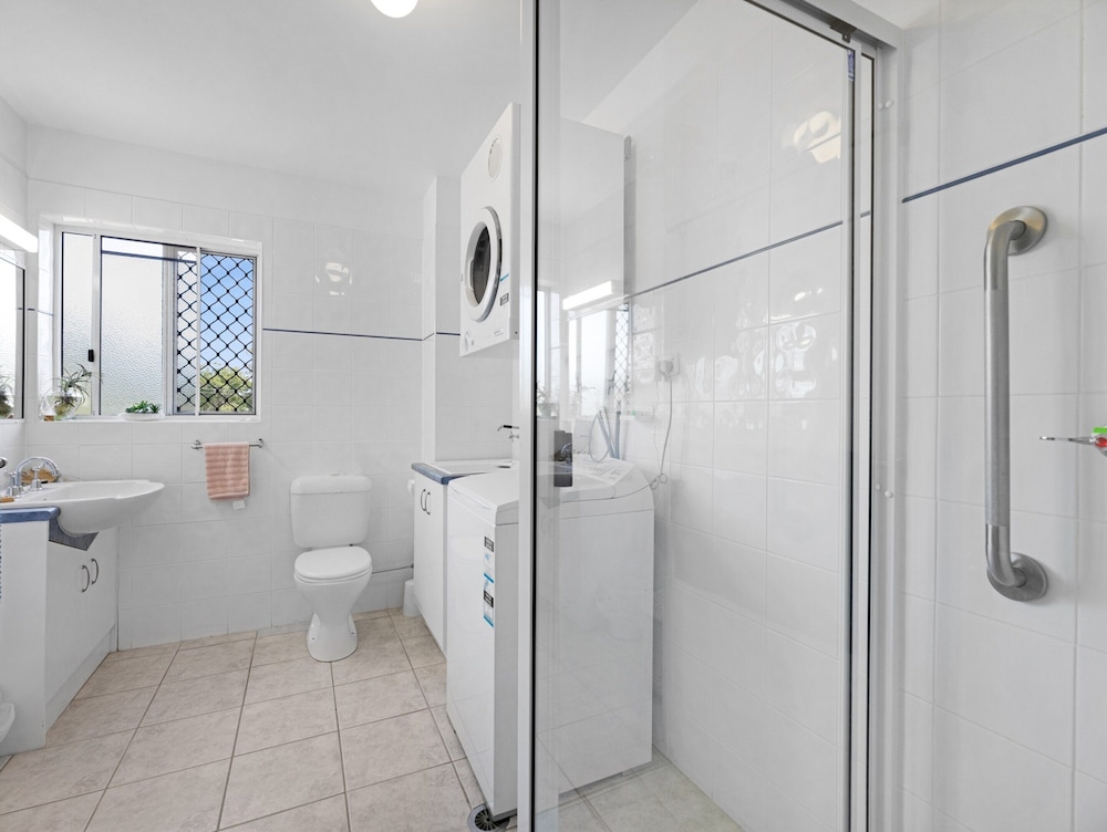 2-bed Escape With Pool, Steps From Torquay Beach