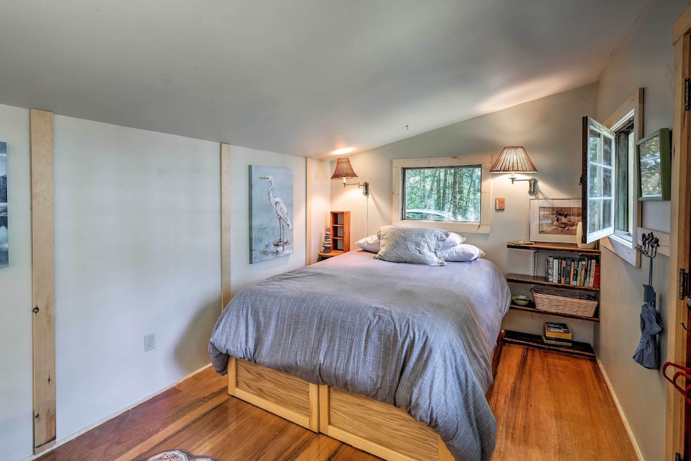 Cozy Lakefront Madison Cabin w/ Dock & Kayaks