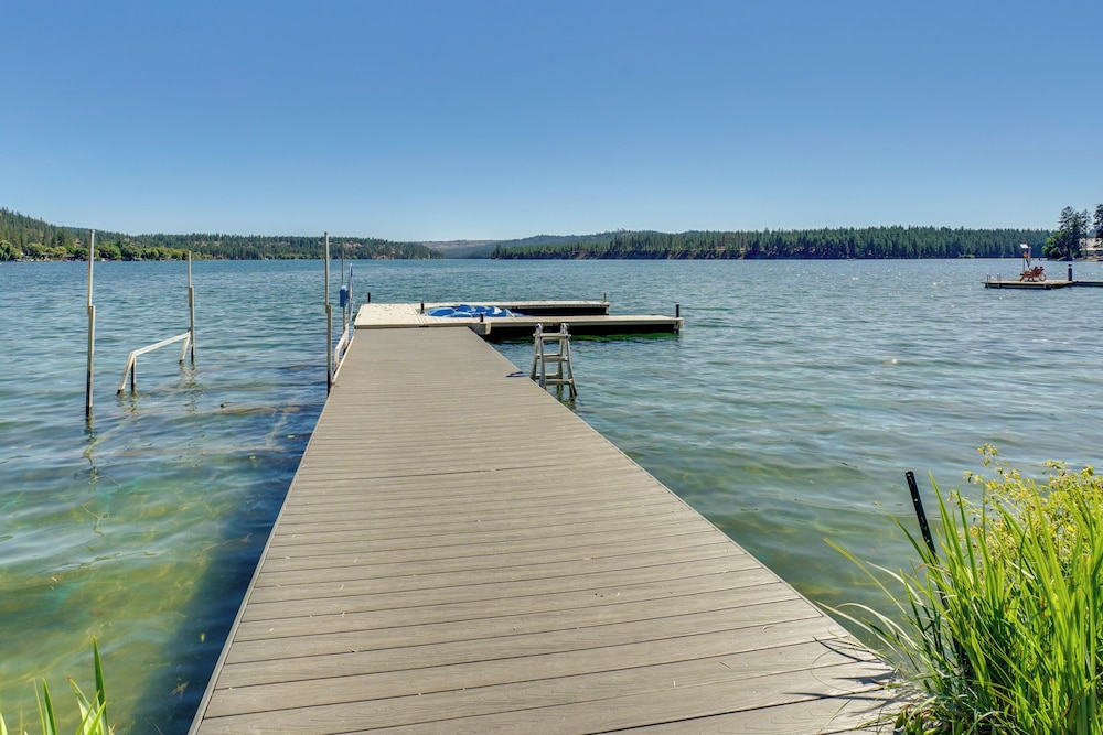 Waterfront Deck w/ Fire Pit: Lake Spokane Gem!