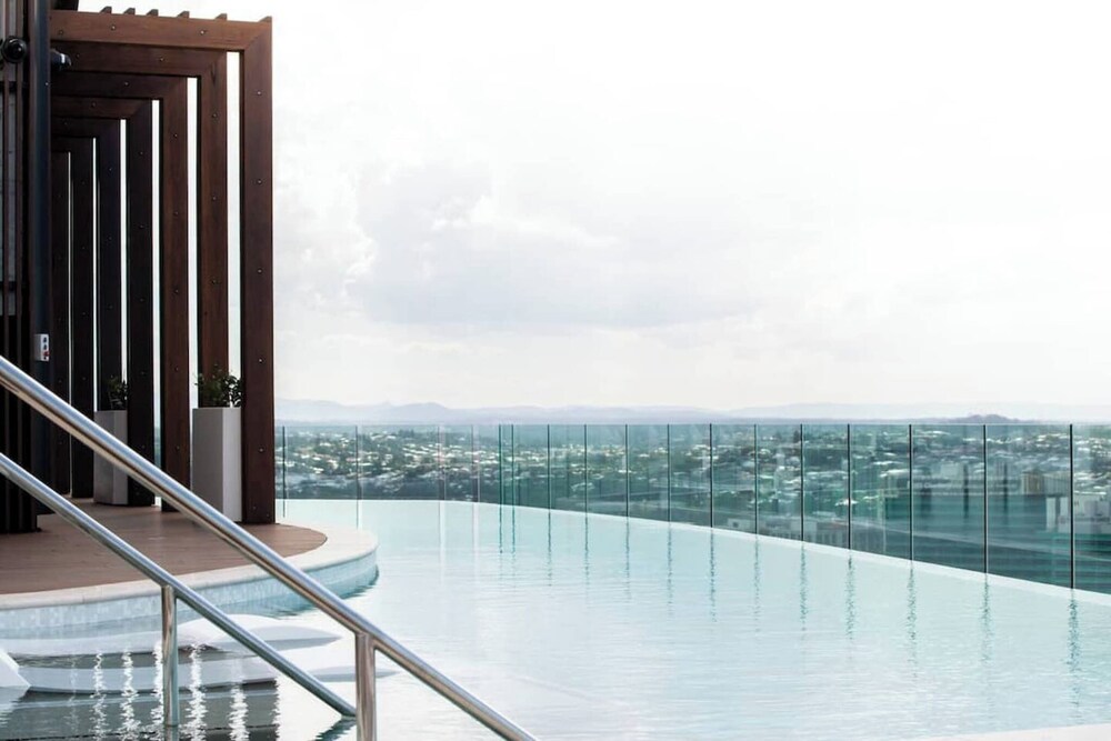 Luxury Apartments w Rooftop Pool CBD