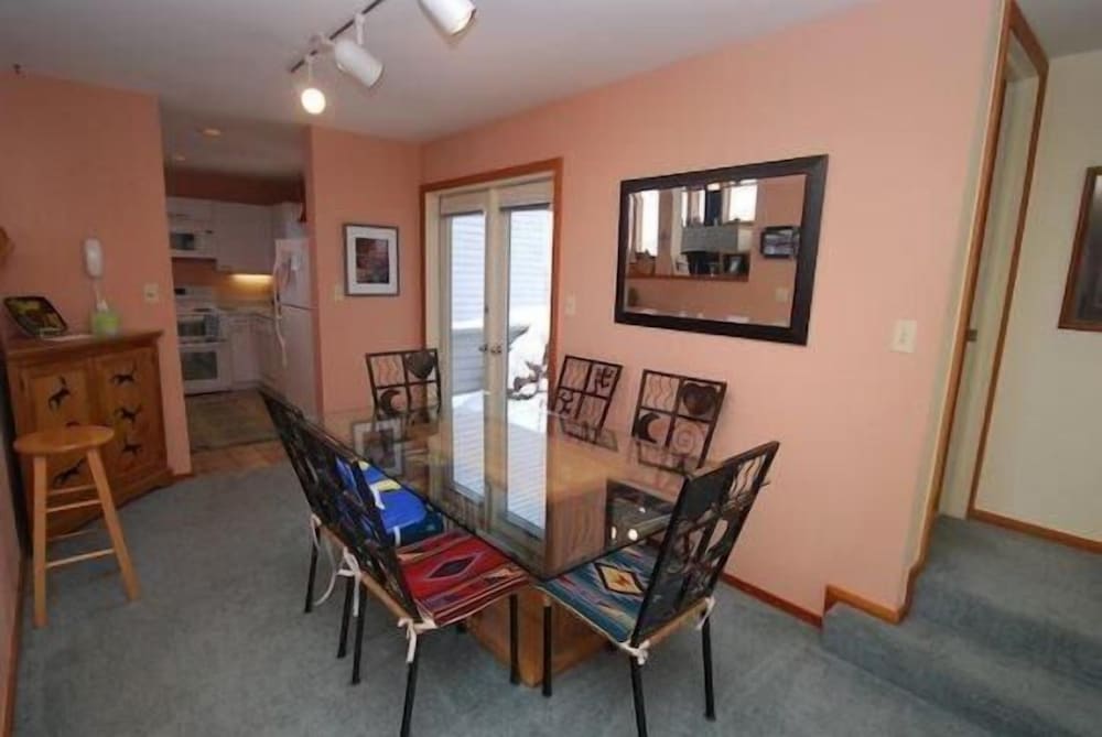Red Fox Town home 3 Bedroom Apartment by Key to the Rockies