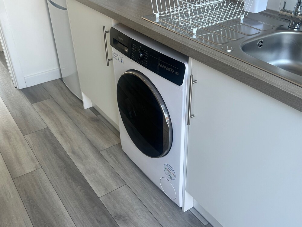 3 Bedroom House - Sleeps 6 & Free Parking