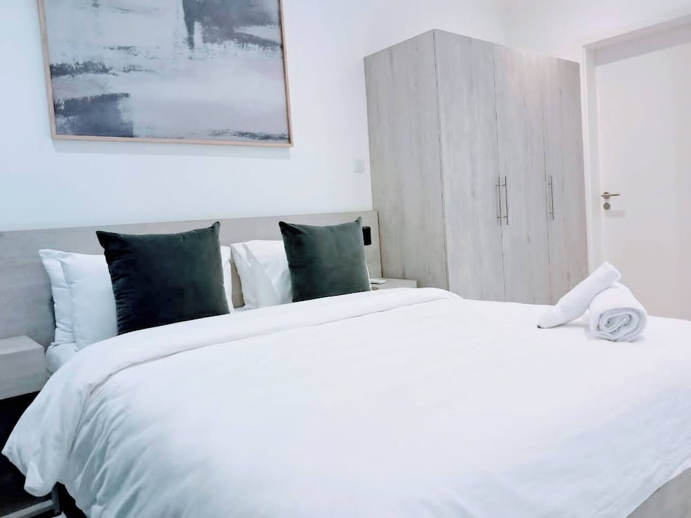 Unique 2 BDR Apartment at Loxwood House With Rooftop Pool and Gym