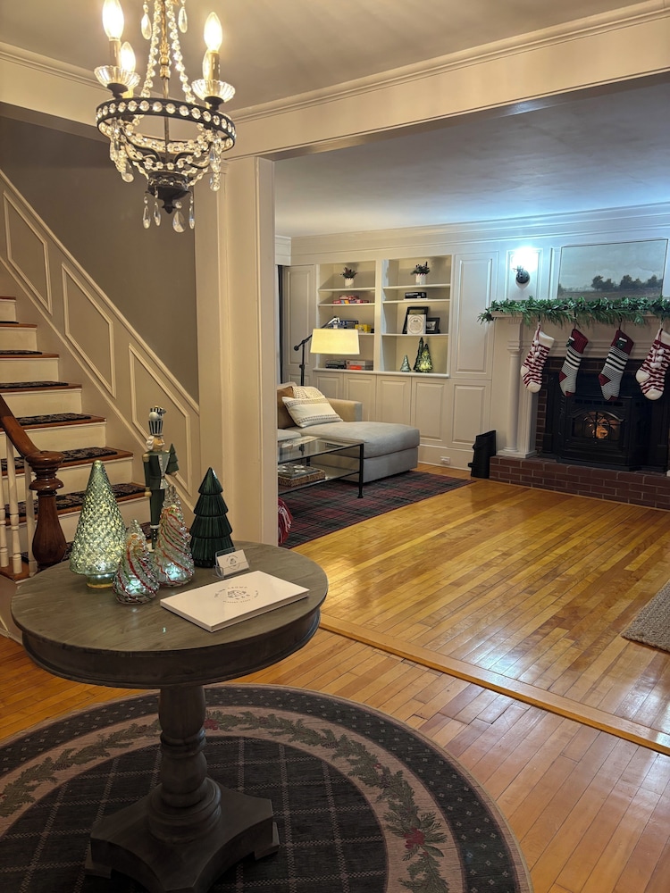 The Inn Crowd Bed and Breakfast