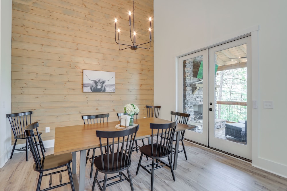 10 Mi to Dtwn: Home w/ Spacious Patio in Ellijay!