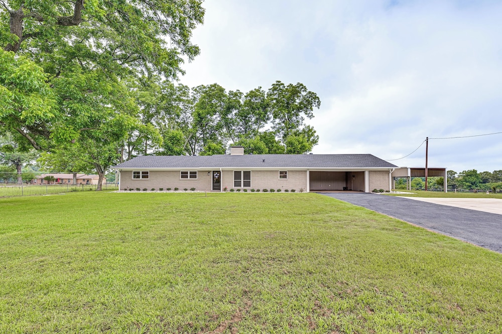 Patio, Yard, Views: Modern Home in Longview