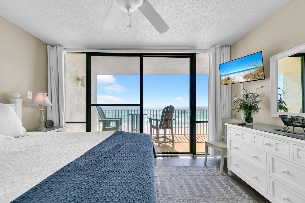 Leeward 403 at Edgewater