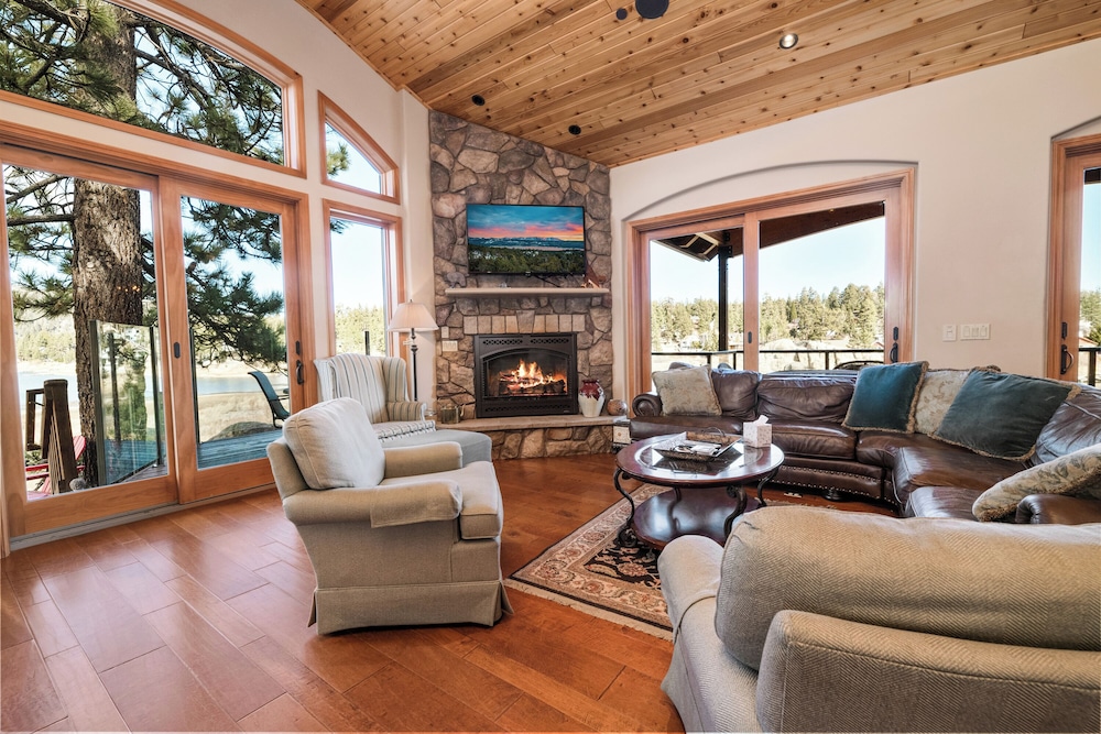 Boulder Cove Lakefront Estate