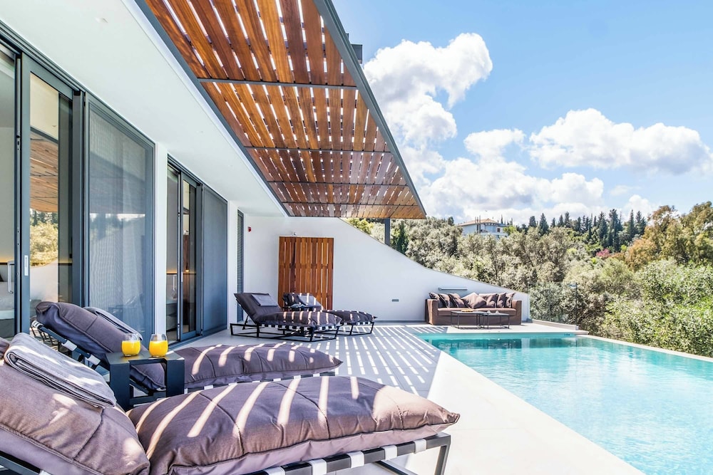 Villa Beyond the Horizon