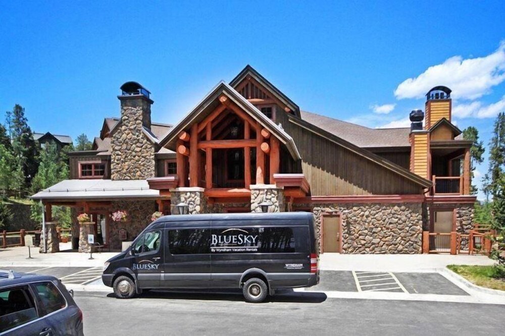 Luxury Ski-in/ski-out Bluesky 2 Bedroom Condo