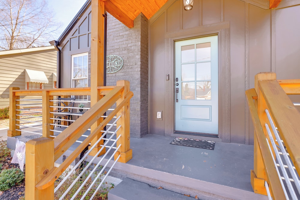 4 Mi to Liberty Bridge: Greenville Getaway w/ Deck