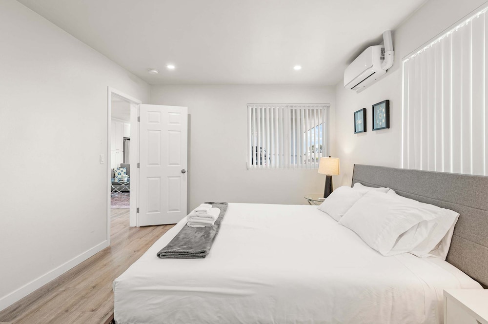 Stylish Home w Free Parking Near LA Hotspots 8