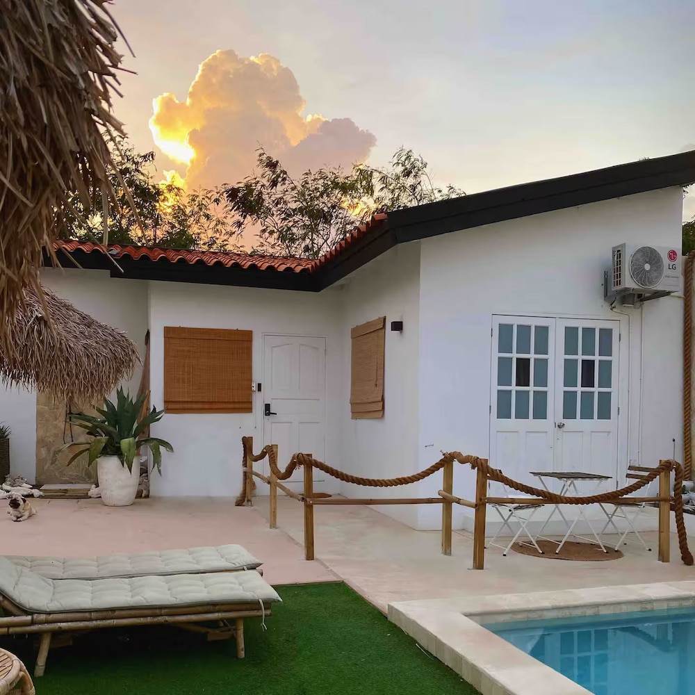 Palm Beach Vacaysuites - Garden Suite - Poolside