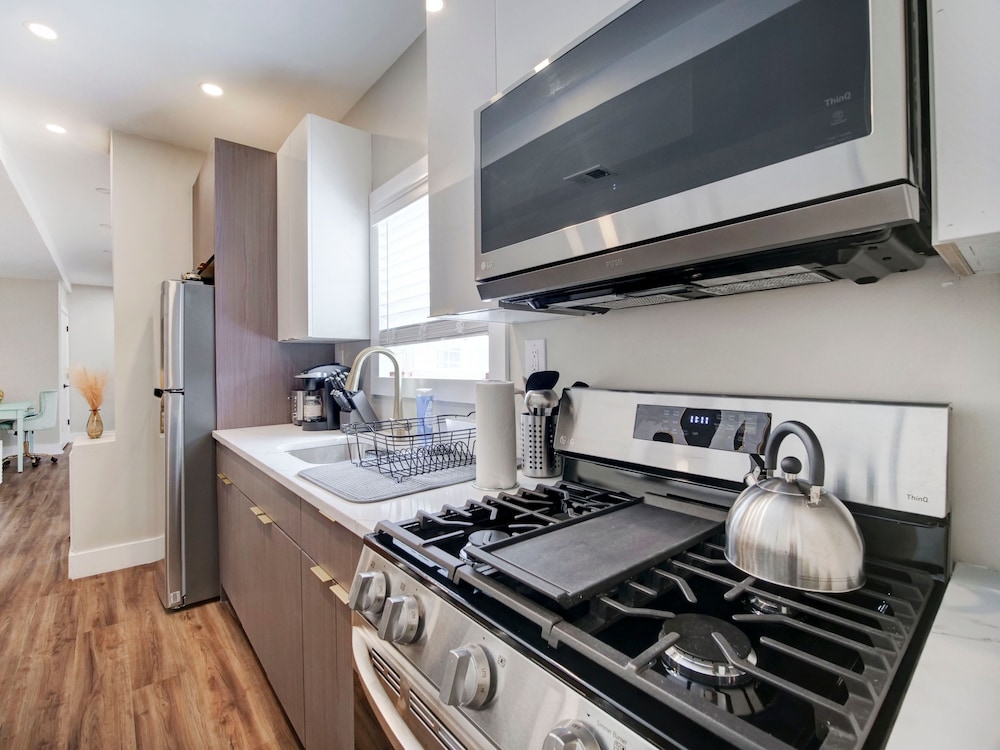 Comfy Bright Peaceful 1BR - Minutes to NYC