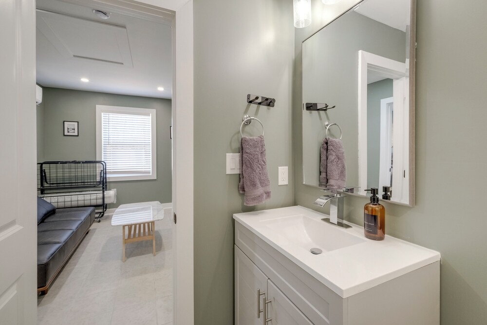 18 Mi to DC: Upscale Apartment in Fort Washington!
