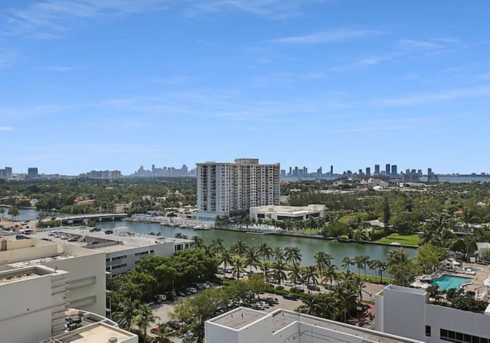 FontaineBleau Resort Balcony w/ Ocean plus Bay View