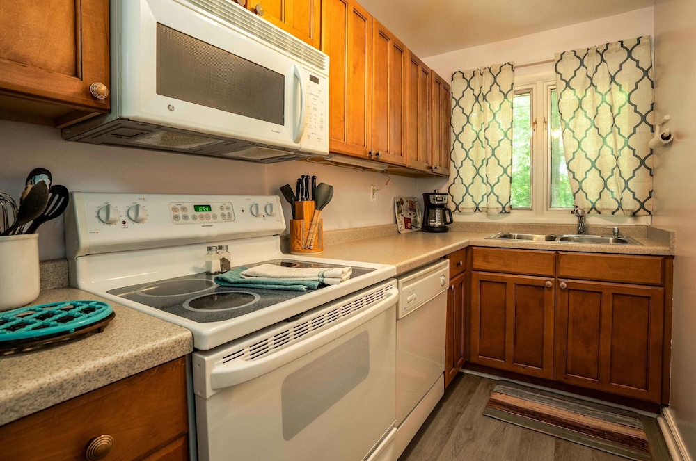 Cozy Condo at Interlaken! Stay & Play on Lake Como