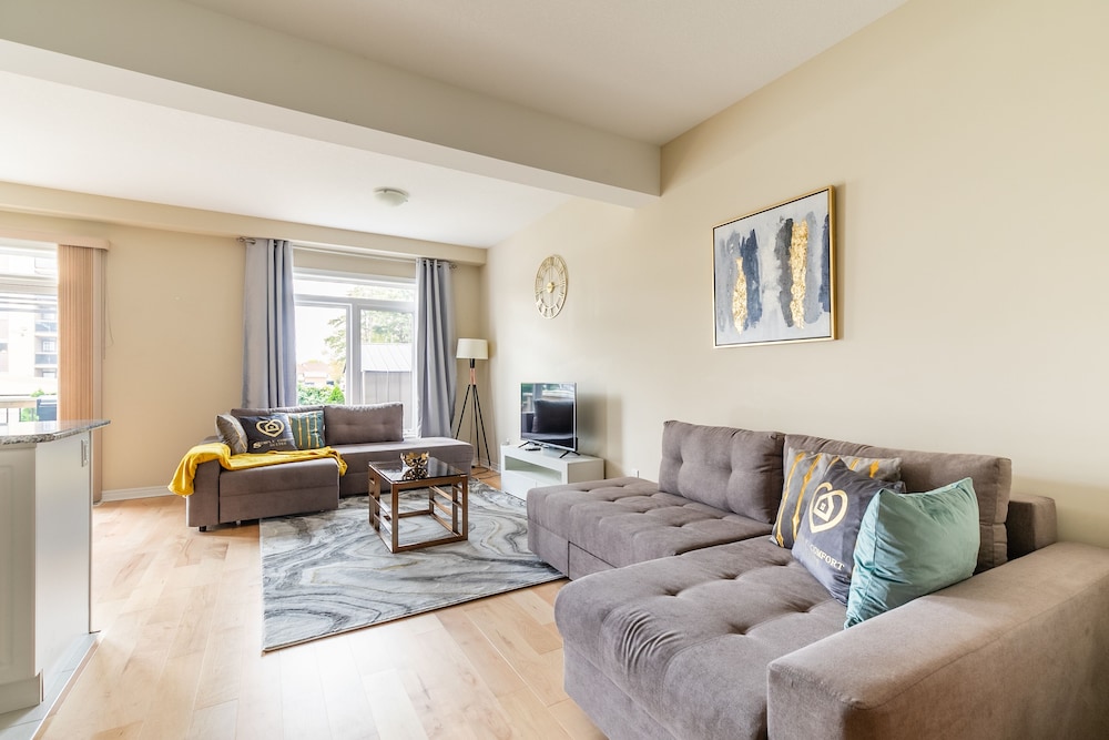 Modern 3BR 2BA Townhome in Lakeshore
