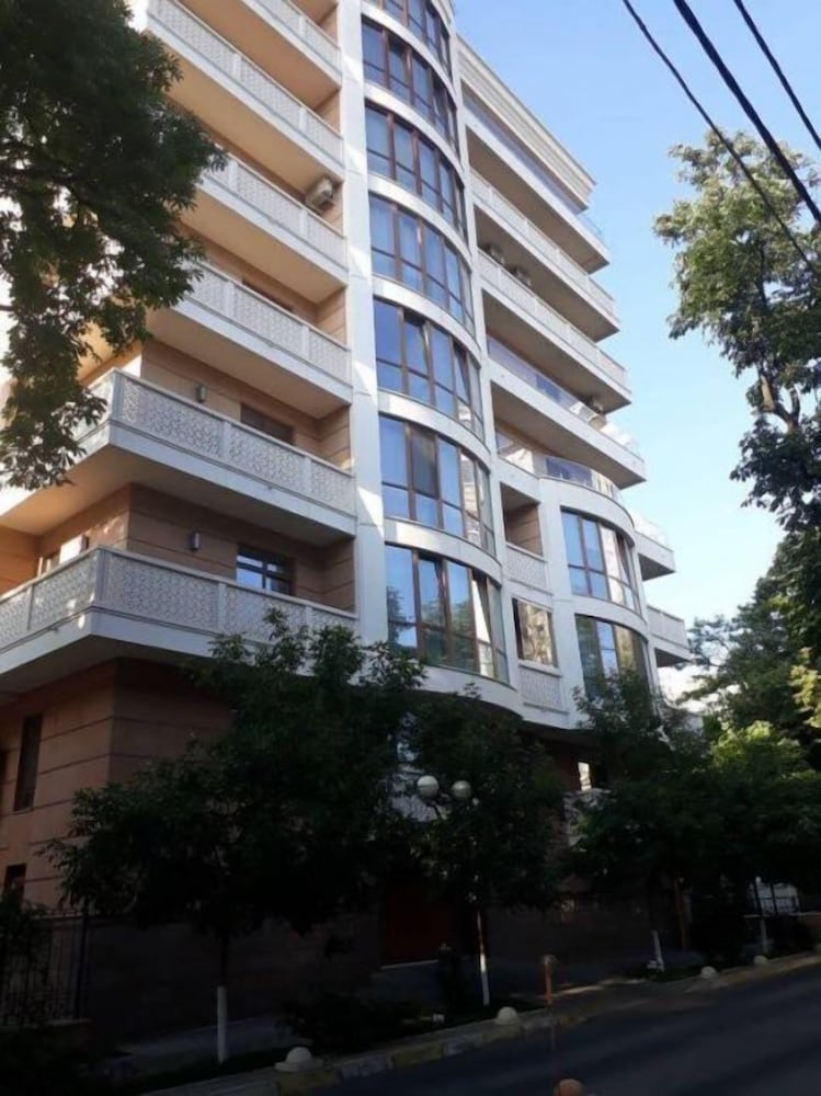 3 Bedroom Apartment Leon Muk4B view 2