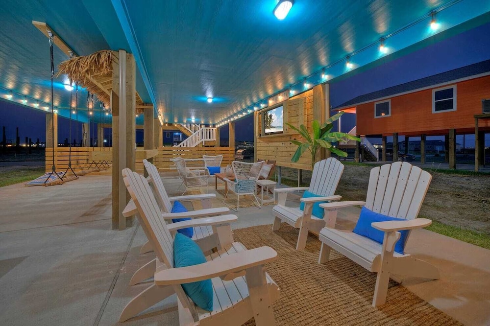 Sleeps 24 2 Homes, Priv Pool, Swing Bar, Patio Lounge Near Nature Preserve
