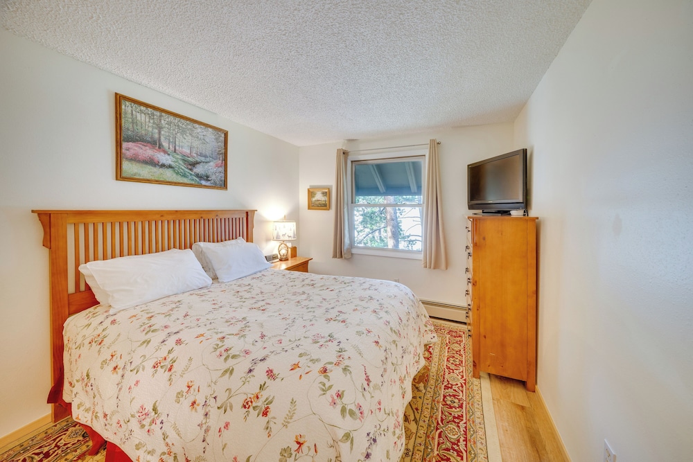 Near Hiking: Renovated Breck Condo w/ Tennis Court view 3