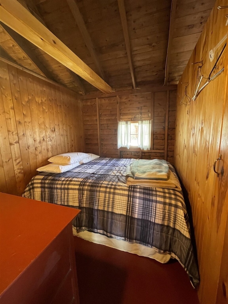 Limberlost Limit 6 2 Bedroom Cottage by RedAwning view 2