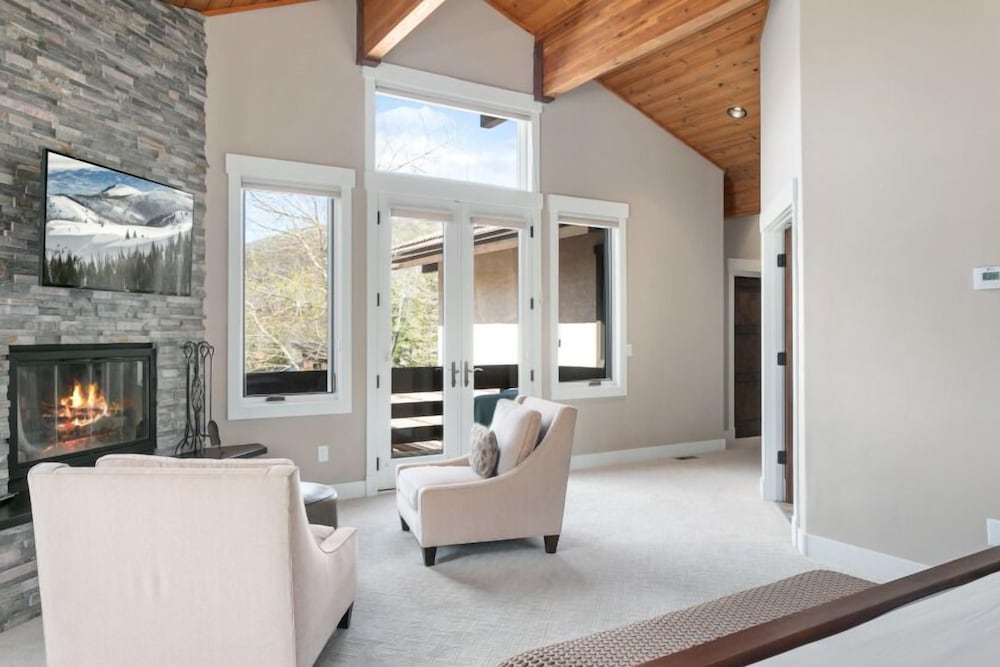 2540 Queen Esther Dr - 5 Bedroom Home with Spa 5 Home