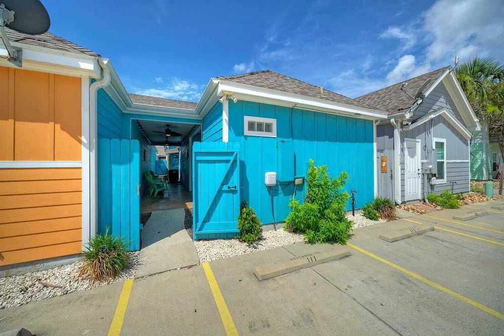 Sleeps 18 2 Beach Homes w/ 2 Pools, Playground, Covered Patios Pirates Bay