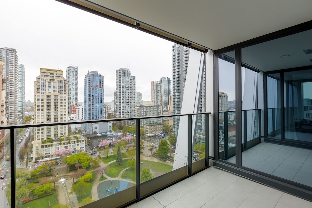 1111 Richards - 1407